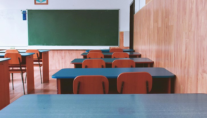 Училищните сгради са били евакуирани за извършването на проверка Училищните сгради са били евакуирани за извършването на проверка