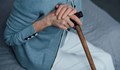 Възрастна жена преби с бастун бившия си сват