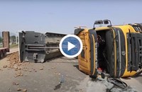 Камион с пръст се преобърна на Околовръстното шосе в София