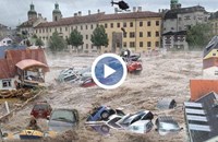 Потоп в Австрия: Хората се качват върху колите си, за да не се удавят
