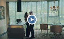 Лоренцо и приятелката му лъснаха в новия клип на Софи Маринова
