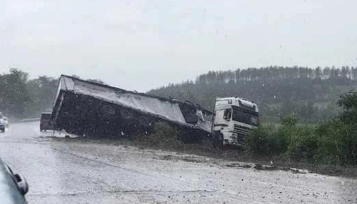 Движението в участъка е затруднено, но не е спряно