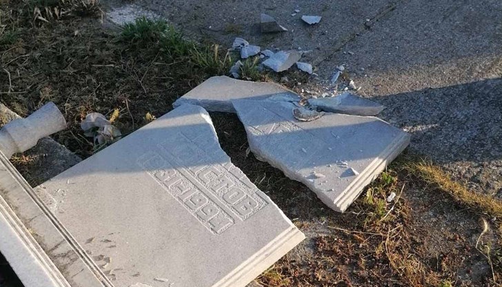 Нанесени са щети по 85 паметни плочи, съобщи кметът на града