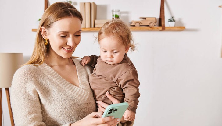 Майките говорят с 16% по-малко на бебетата си, когато си играят с телефона