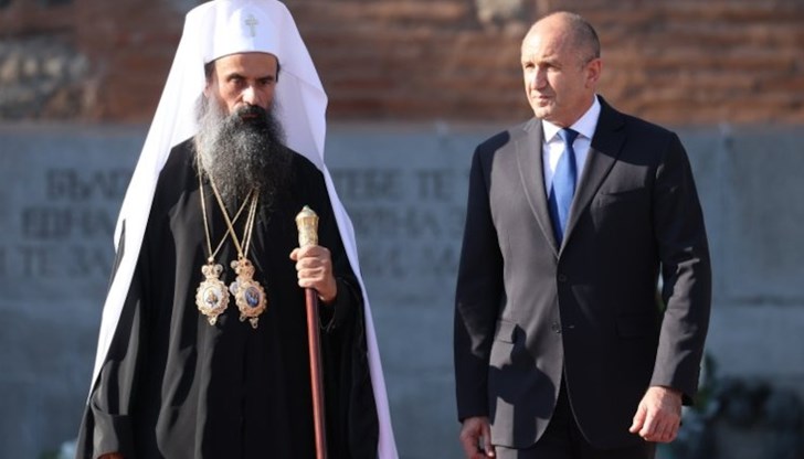 На финала топовни салюти отекнаха в чест на новоизбрания български патриарх Даниил