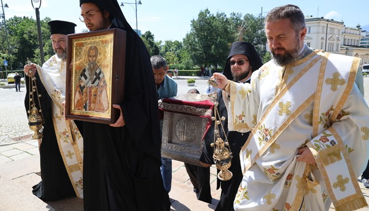 Светинята беше донесена от Негово Преосвещенство Величкия епископ Сионий
