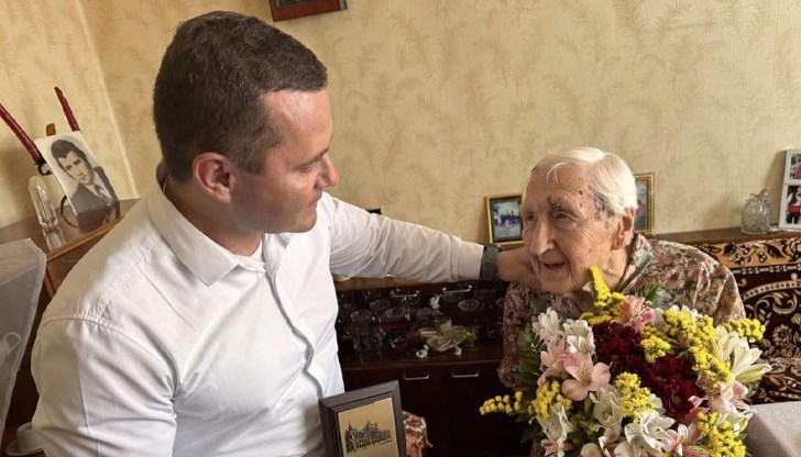 Кметът на Русе поздрави Зорка Кръстева за нейния 100-годишен юбилей