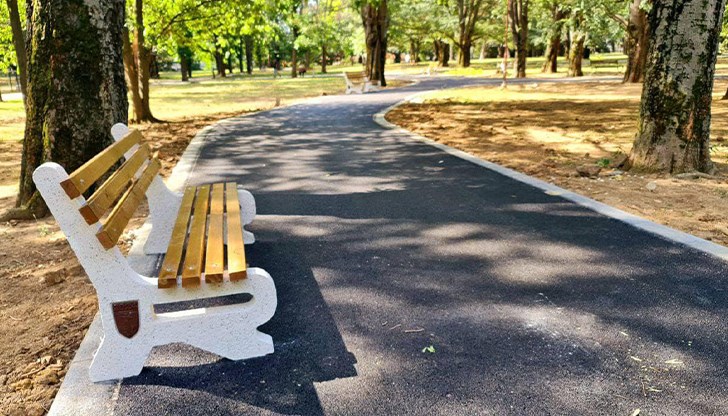 Монтирани са и нови пейки, съобщи кметът Пенчо Милков