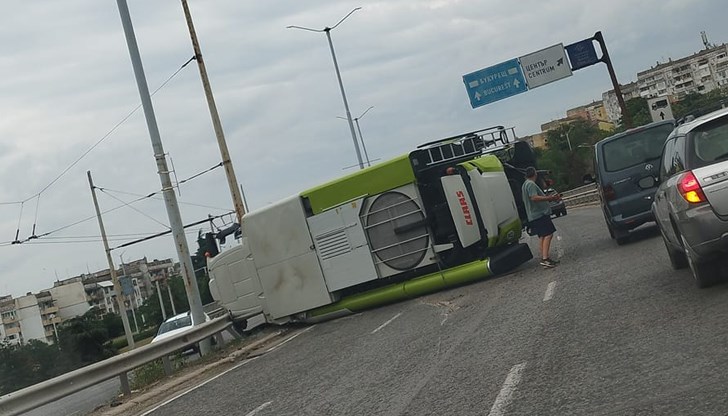 Комбайнът е отнесъл  мантинелата в разделителната ивица на булеварда