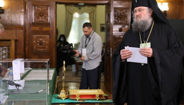 Първо гласува наместник-председателят на Светия синод - Врачанският митрополит Григорий