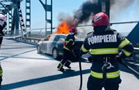 Кола изгоря на Дунав мост