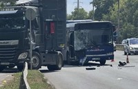 Автобус на градския транспорт катастрофира с ТИР в Бургас