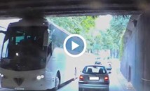 Автобус заседна в подлез във Варна
