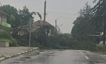Мощна буря връхлетя Централна Северна България