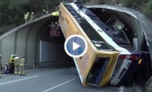 Зрелищна автобусна катастрофа край Барселона