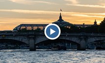 Френският министър на спорта плува в река Сена