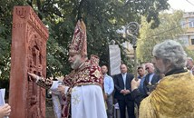 Осветиха хачкар в двора на Арменската църква в Русе