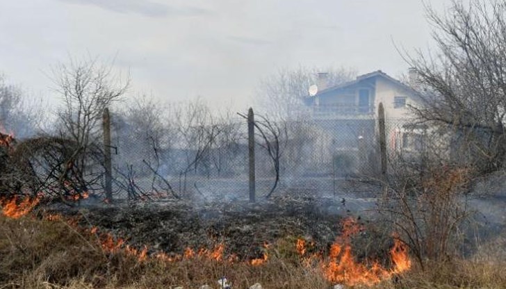 Горят крайни дворове на селото