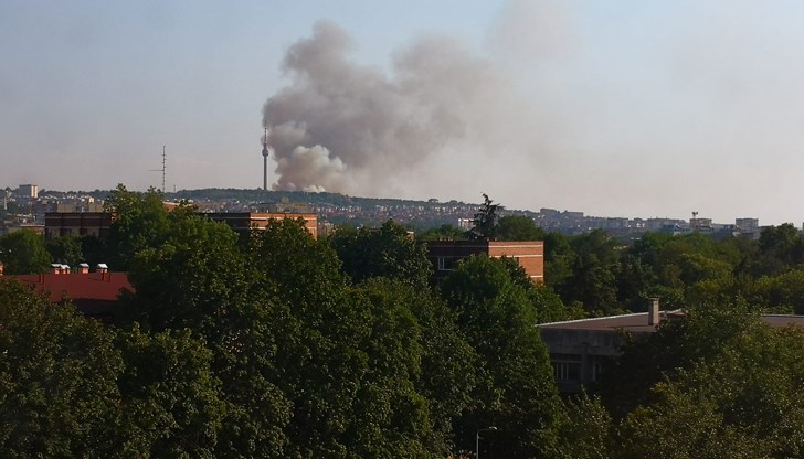 Огънят е в близост до вчерашния пожар