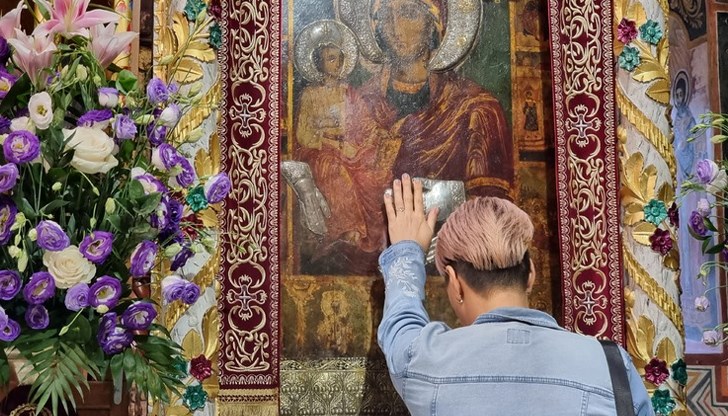 Чудотворната икона на Пресвета Богородица "Троеручица" в Троянския манастир