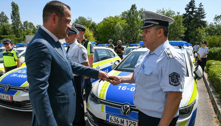 Калин Стоянов лично връчи ключовете на специализираните автомобили