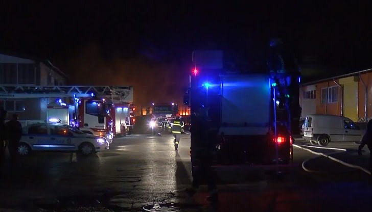 Пожарникари от Русе се справиха с пет пожара, причинени от гръмотевична буря
