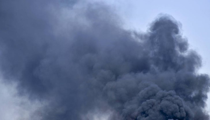 Димът се вижда на десетки километри, според очевидци