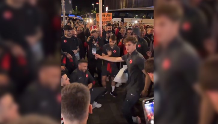Турските футболисти празнуват победата с танци в Лайпциг