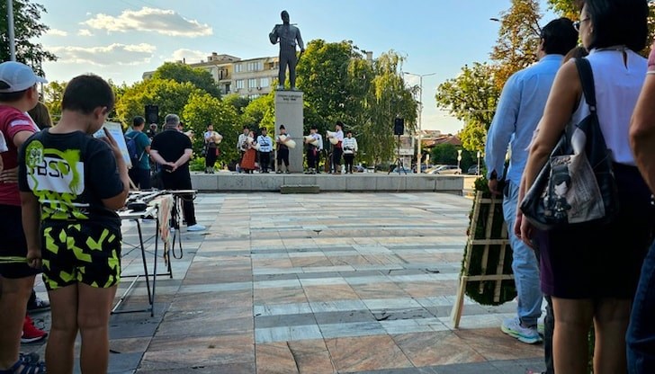 Пред паметника на революционера днес се състоя възпоменателна церемония