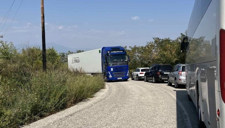 Пожари затрудняват движението към граничен пункт "Кулата - Промахон"