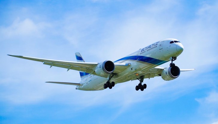 Израелският самолет кацна аварийно заради спешна помощ за пътник и нужда от гориво