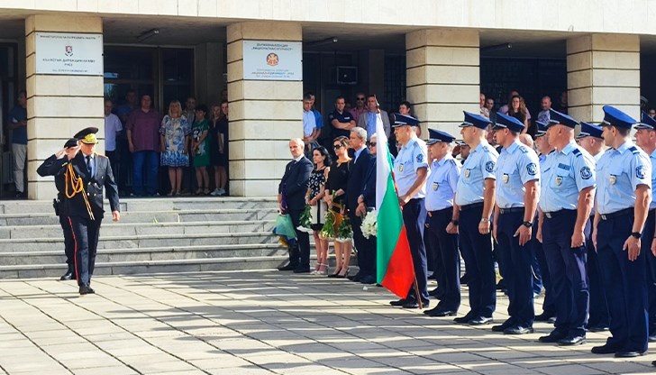 Шестима служители получиха "обявяване на благодарност и парична награда" лично от министър Калин Стоянов