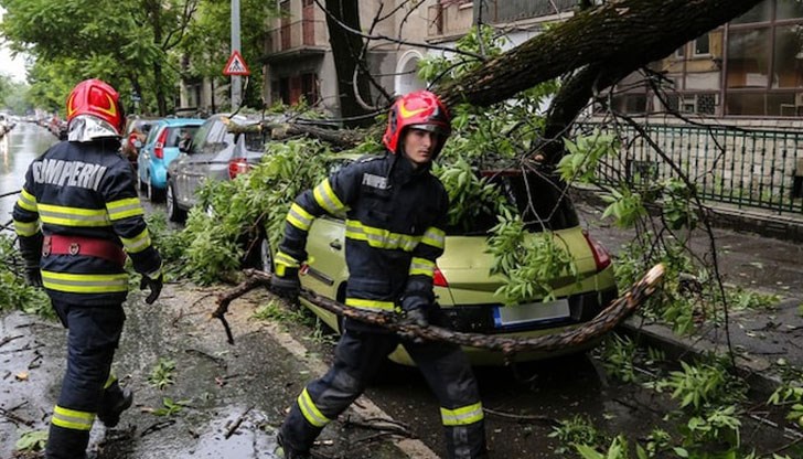 Пожарната служба е получила 83 сигнала след бурята