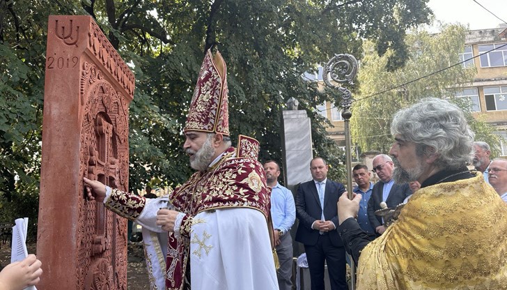 Каменният кръст е в памет на жертвите на арменския геноцид