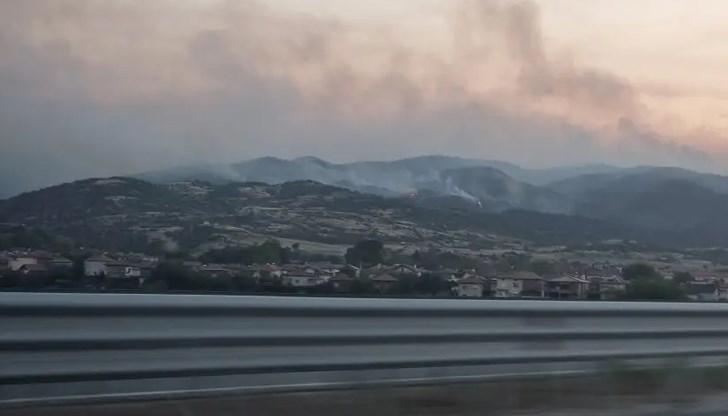 Евакуация в селата Кърпелево и Цапарево заради мащабен пожар