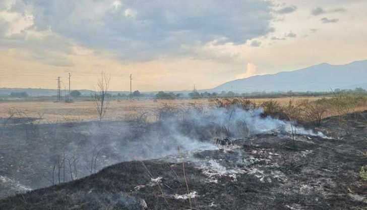 Пожарът е близо до сграда, ползвана за склад