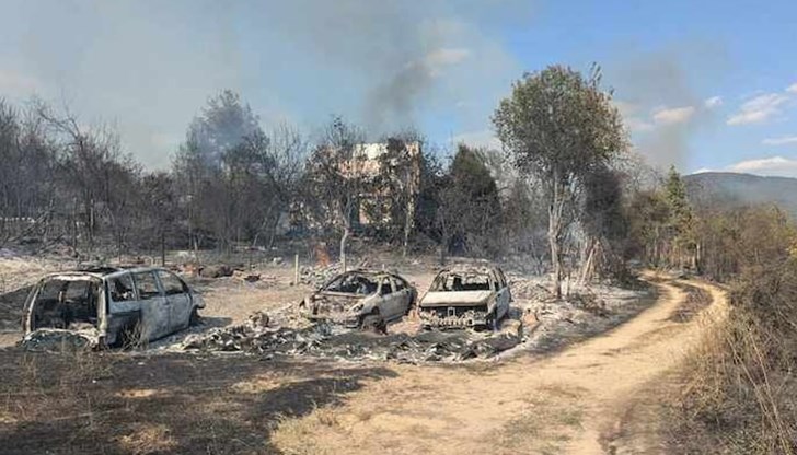 Шест екипа на пожарната се борят с огъня, който гори между селата Златосел и Свежен