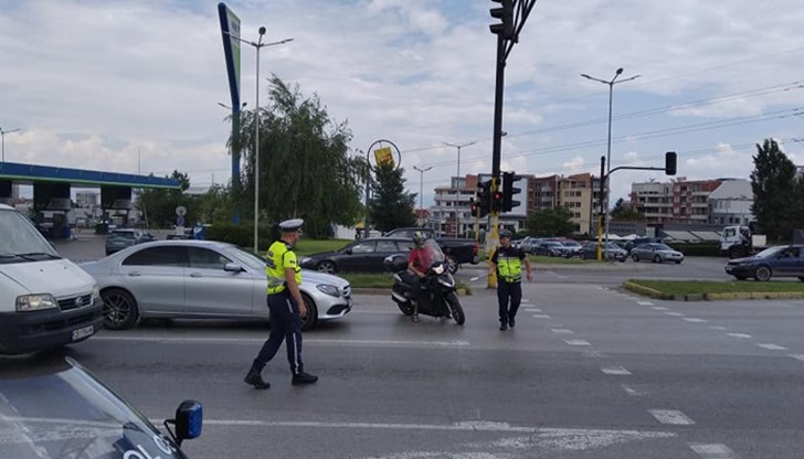 17-годишен младеж се блъсна в автомобил поради неспазване на дистанция