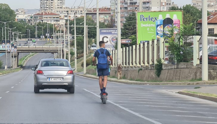 Деца с тротинетки по главните булеварди на Русе