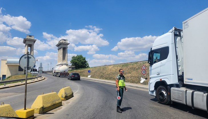 ГКПП "Дунав мост" при Русе с пореден ден на напрегнат трафик