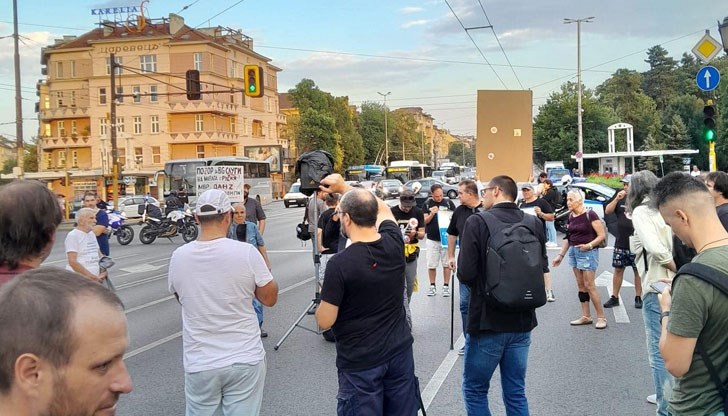 Движението на Орлов мост, което за кратко бе блокирано, е възстановено