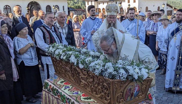 Богослужението събра богомолци от двете страни на Дунава