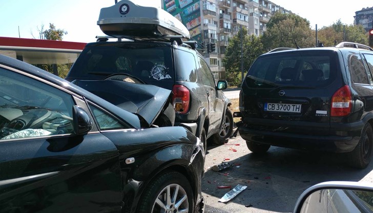 Пострадалият водач е откаран в болница, други ранени няма