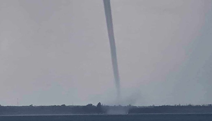 Природното явление се задържа над водата за около 10 минути