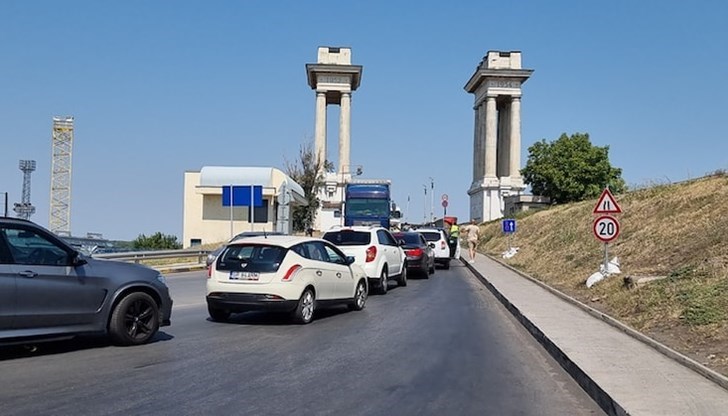 Шофьори се оплакват, че стоят часове в капан на горещина