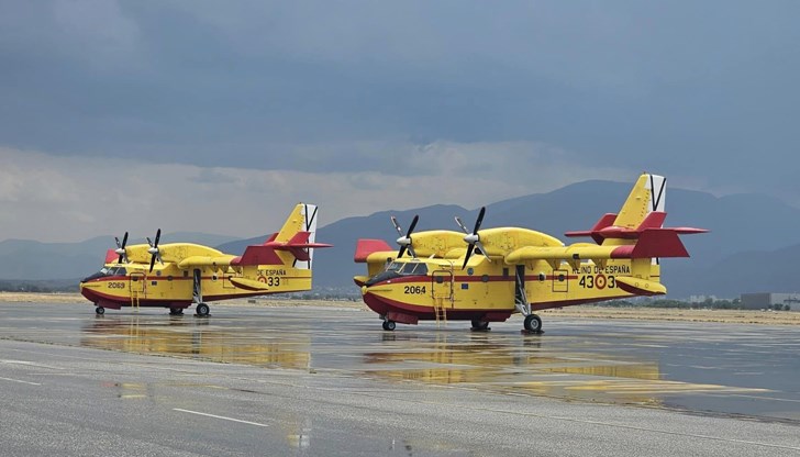 Самолетите, от типа "Canadair", ще бъдат насочени към най-горещите точки, уточни вътрешният министър