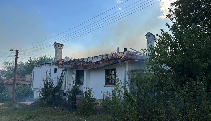 Пожарът в село Побит камък, който унищожи 4 необитаеми къщи и нанесе сериозни щети по 2 обитаеми къщи