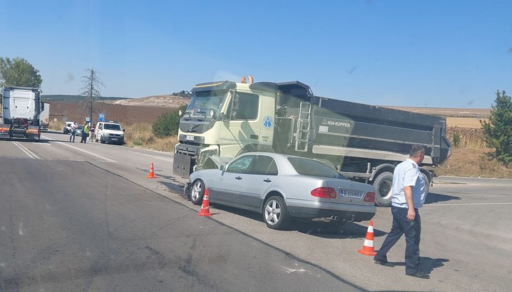 Камион сече пътя на кола, в която пътува семейство