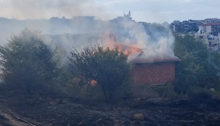 Две жилищни сгради останаха без покриви