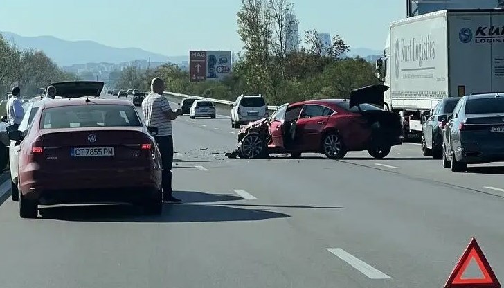 Има пострадали, очакват се екипи на полицията и бърза помощ